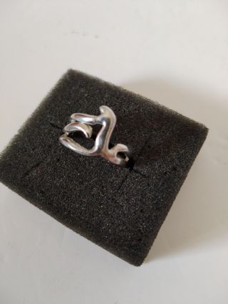 Anillo de metal plateado