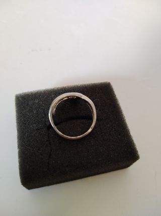 Anillo de metal plateado