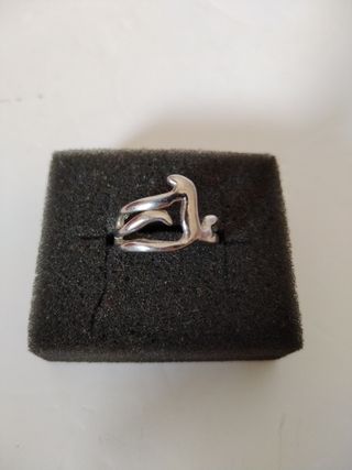 Anillo de metal plateado