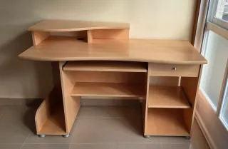 Escritorio color madera clara