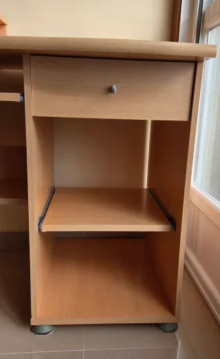 Escritorio color madera clara