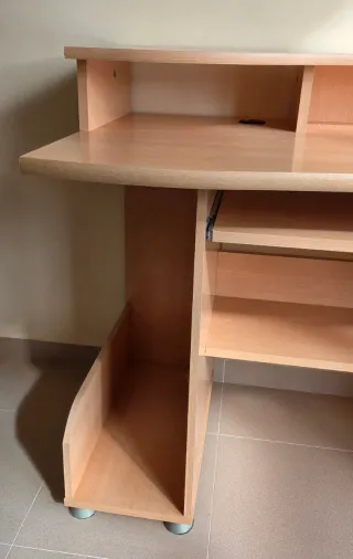 Escritorio color madera clara