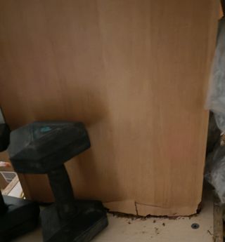 Mueble de madera con cajón y puertas