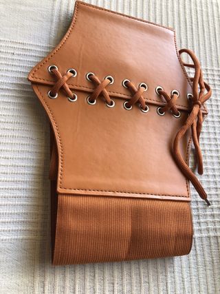 Disfraz Pirata: Sombrero, Espada, Corsé y Collar