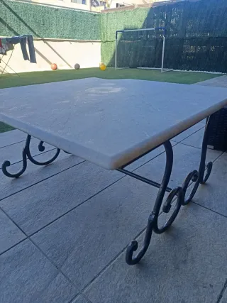 Tavolo in ferro battuto e marmo