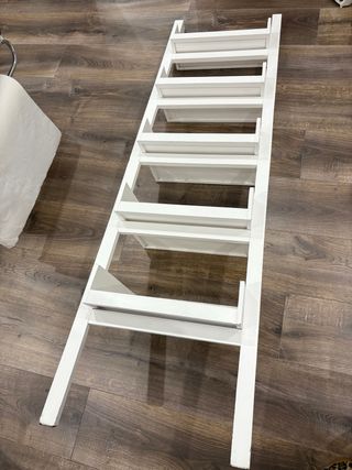 Estantería blanca tipo escalera