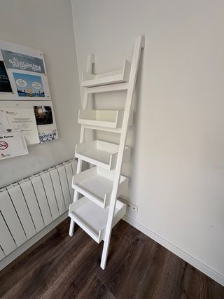 Estantería blanca tipo escalera