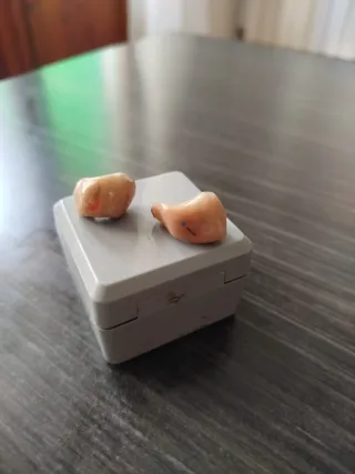 Audífonos Beige y Rojo