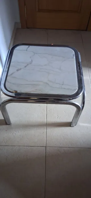 Mesa auxiliar tubular con tapa de mármol