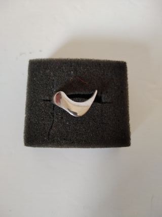 Anillo de metal plateado