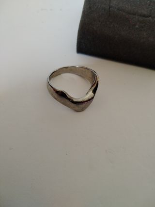 Anillo de metal plateado