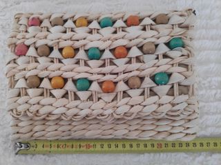 Bolso de mano de rafia con cadena y abalorios