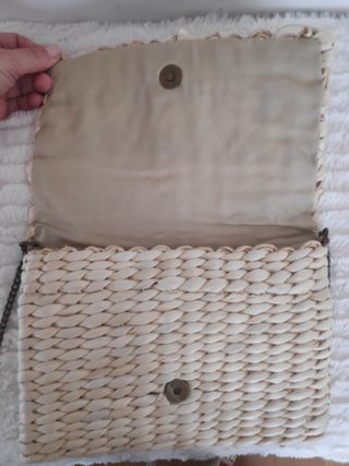 Bolso de mano de rafia con cadena y abalorios