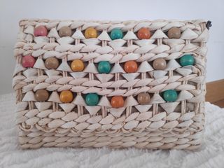 Bolso de mano de rafia con cadena y abalorios
