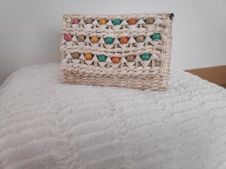 Bolso de mano de rafia con cadena y abalorios