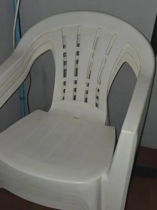 Tres sillas de plástico blancas