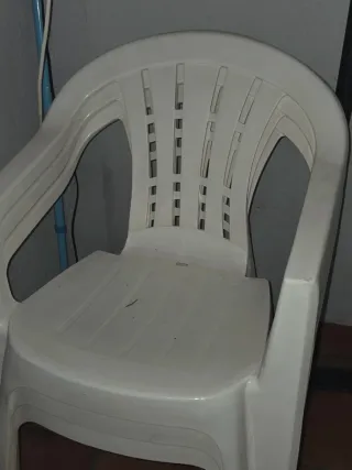 Tres sillas de plástico blancas