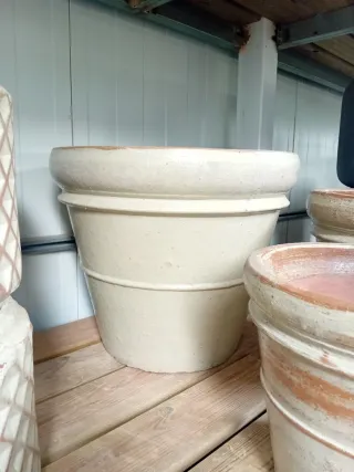Macetas de cerámica beige