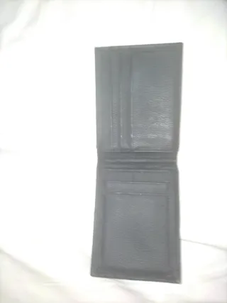 Cartera negra con detalle plateado