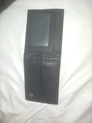 Cartera negra con detalle plateado