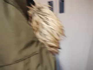 Cazadora verde militar con capucha