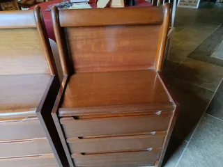 Dos mesitas de noche de madera