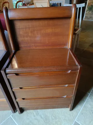 Dos mesitas de noche de madera