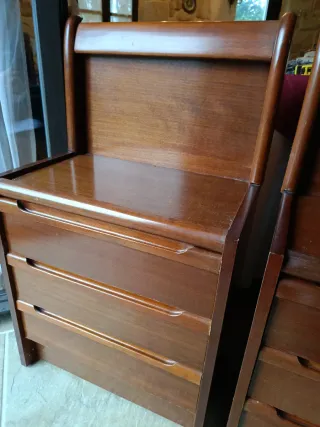 Dos mesitas de noche de madera