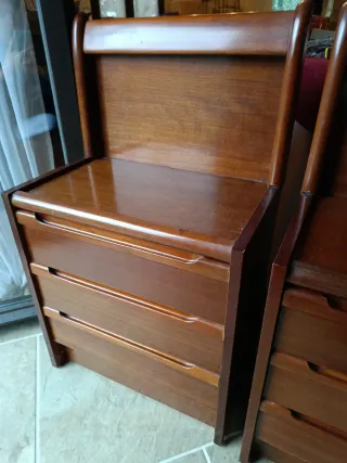 Dos mesitas de noche de madera