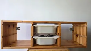 Estantería de madera con cajones