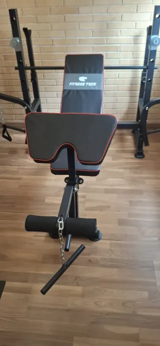 Banco de pesas multifunción plegable.