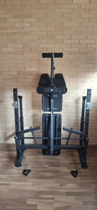 Banco de pesas multifunción plegable.