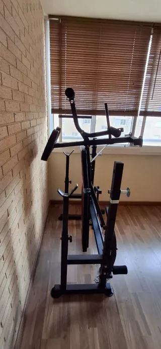 Banco de pesas multifunción plegable.