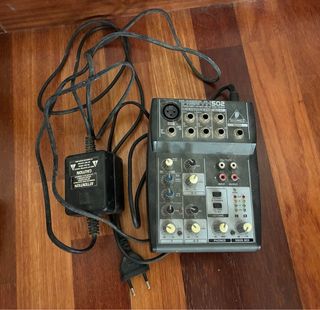 Mesa de mezclas Behringer XENYX 502