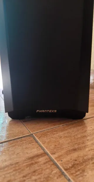 Torre PC Phanteks con Fuente Thermaltake 750W RGB