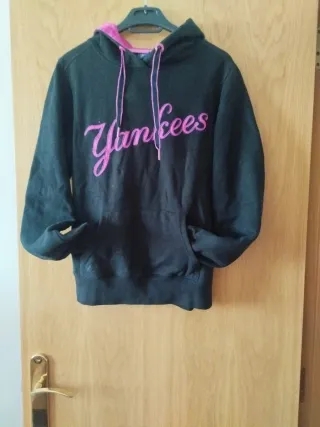 Sudadera Yankees Negra con Capucha y bolsillos