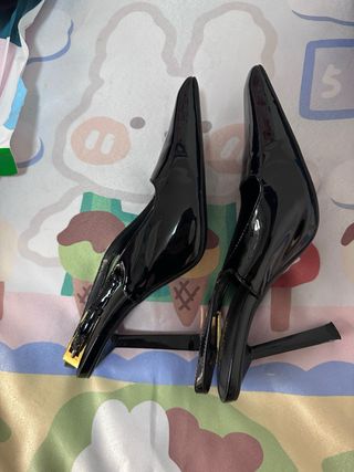 Tacones negros charol con detalle dorado