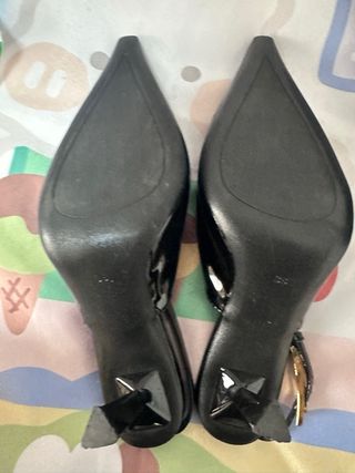 Tacones negros charol con detalle dorado