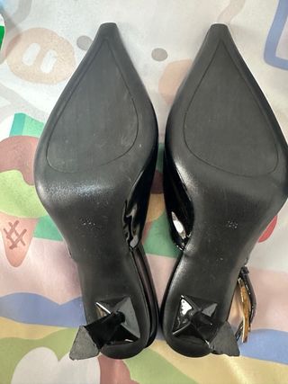 Tacones negros charol con detalle dorado