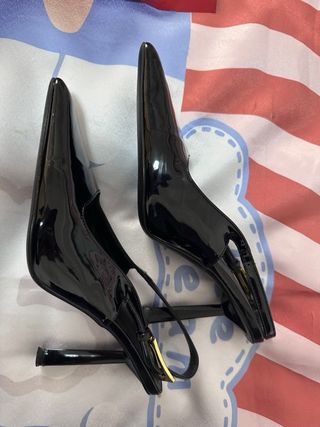 Tacones negros charol con detalle dorado