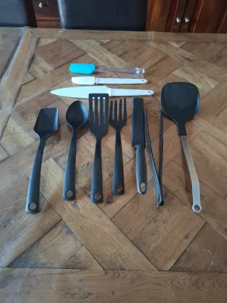 Set di utensili da cucina nero e turchese