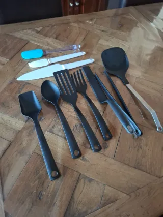 Set di utensili da cucina nero e turchese