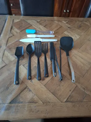 Set di utensili da cucina nero e turchese