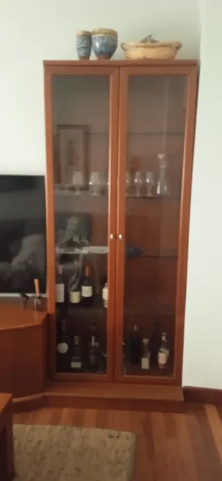 Librería madera maciza con puertas de cristal