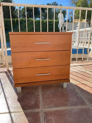 Mesita de noche de madera con 3 cajones.