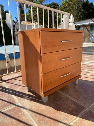Mesita de noche de madera con 3 cajones.