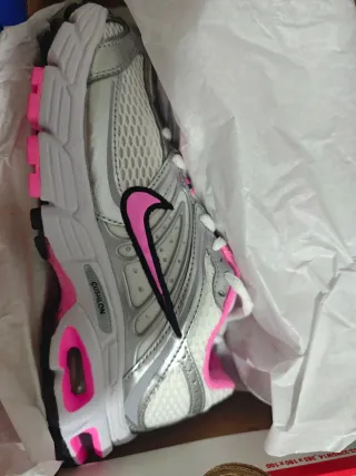 Zapatillas Nike plateadas y rosas