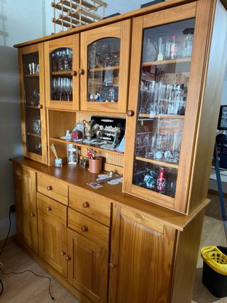 Vitrina de madera y cristal