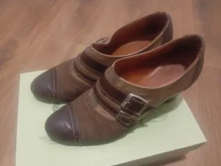 Botín de piel beige y marrón