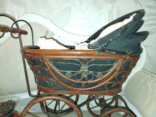 Cochecito de muñecas antiguo de mimbre